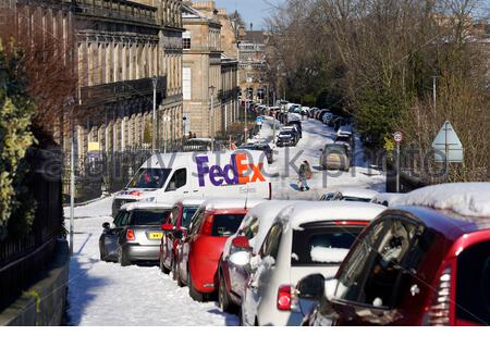 Édimbourg, Écosse, Royaume-Uni. 11 février 2021. Une journée ensoleillée mais glaciale dans une neige couverte de la rue New Town d'Édimbourg. FedEx Express tente d'effectuer des livraisons. Crédit : Craig Brown/Alay Live News Banque D'Images