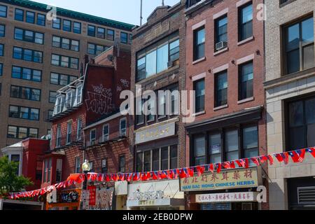 Bâtiments commerciaux historiques situés au 77 Harrison Avenue dans le quartier chinois du centre-ville de Boston, Massachusetts, États-Unis. Banque D'Images