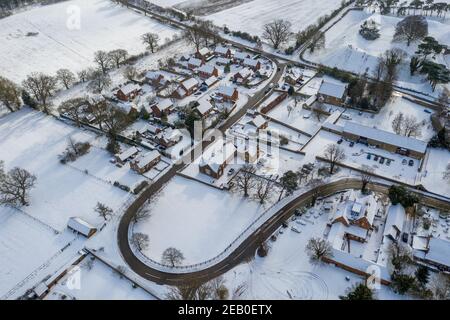 La photo datée du 10 février montre des gens qui traînaient par le château montant dans Norfolk qui borde le domaine de Sandringham qui est maintenant couvert par la chute de neige récente.le château montant est une fortification médiévale ruinée dans le village de Castle Rising, Norfolk.il a été construit peu après 1138 par William d'Aubigny II Le bureau met a mis en place un avertissement jaune pour la neige dans le sud-est et l'est de l'Angleterre et pour la neige et la glace dans le nord de l'Angleterre. Aujourd'hui, il y aura un autre jour froid, mais il sera moins venteux pour beaucoup, et l'ouest aura de bons sorts ensoleillés. Les averses de neige devraient continuer Banque D'Images