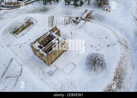 La photo datée du 10 février montre des gens qui traînaient par le château montant dans Norfolk qui borde le domaine de Sandringham qui est maintenant couvert par la chute de neige récente.le château montant est une fortification médiévale ruinée dans le village de Castle Rising, Norfolk.il a été construit peu après 1138 par William d'Aubigny II Le bureau met a mis en place un avertissement jaune pour la neige dans le sud-est et l'est de l'Angleterre et pour la neige et la glace dans le nord de l'Angleterre. Aujourd'hui, il y aura un autre jour froid, mais il sera moins venteux pour beaucoup, et l'ouest aura de bons sorts ensoleillés. Les averses de neige devraient continuer Banque D'Images