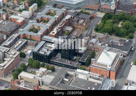 Vue aérienne de l'université métropolitaine de Manchester, y compris l'école d'art de Manchester et l'école de commerce de l'université métropolitaine de Manchester Banque D'Images