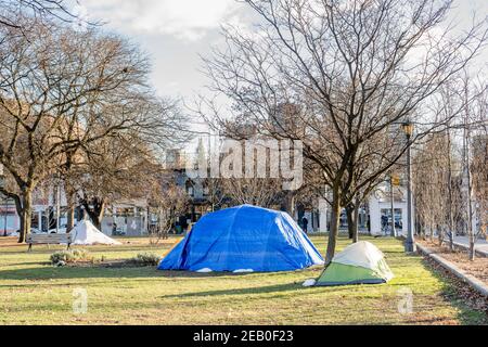 Les villes de tentes sont devenues courantes dans les parcs de Toronto pendant l'éclosion de la COVID-19. La communauté sans-abri craint de contracter le coronavirus dans les refuges de la ville. Banque D'Images