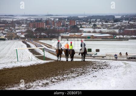 La photo datée du 9 février montre des jockeys et des chevaux de course hors entraînement sur la piste de tous temps à Newmarket, Suffolk, le mardi matin dans les températures glaciales et la neige environnante.plus de neige et de pluie est prévu pour les 48 prochaines heures comme Storm Darcy continue o apporter le mauvais temps dans certaines parties du pays. Banque D'Images