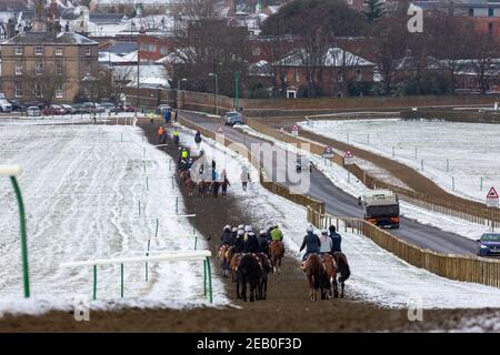 La photo datée du 9 février montre des jockeys et des chevaux de course hors entraînement sur la piste de tous temps à Newmarket, Suffolk, le mardi matin dans les températures glaciales et la neige environnante.plus de neige et de pluie est prévu pour les 48 prochaines heures comme Storm Darcy continue o apporter le mauvais temps dans certaines parties du pays. Banque D'Images