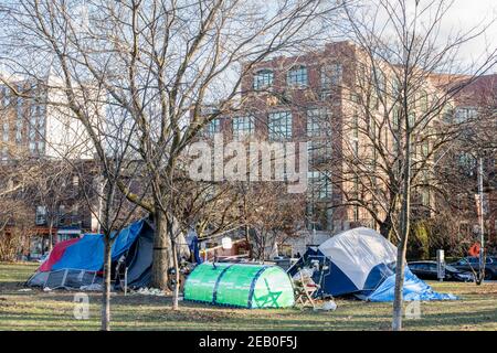 Les villes de tentes sont devenues courantes dans les parcs de Toronto pendant l'éclosion de la COVID-19. La communauté sans-abri craint de contracter le coronavirus dans les refuges de la ville. Banque D'Images