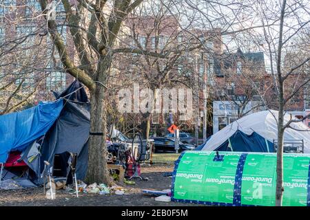 Les villes de tentes sont devenues courantes dans les parcs de Toronto pendant l'éclosion de la COVID-19. La communauté sans-abri craint de contracter le coronavirus dans les refuges de la ville. Banque D'Images