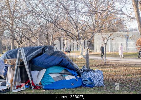 Les villes de tentes sont devenues courantes dans les parcs de Toronto pendant l'éclosion de la COVID-19. La communauté sans-abri craint de contracter le coronavirus dans les refuges de la ville. Banque D'Images