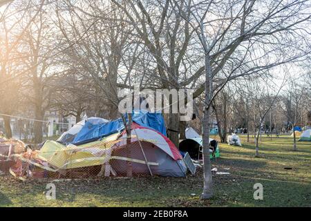 Les villes de tentes sont devenues courantes dans les parcs de Toronto pendant l'éclosion de la COVID-19. La communauté sans-abri craint de contracter le coronavirus dans les refuges de la ville. Banque D'Images