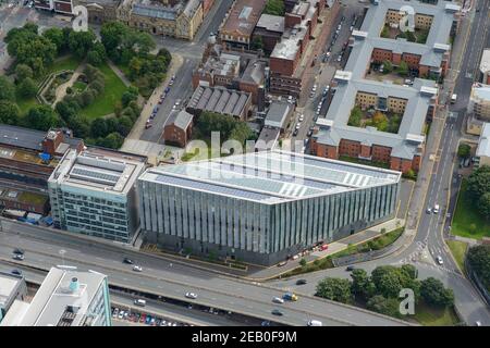 Vue aérienne de l'université métropolitaine de Manchester, y compris l'école d'art de Manchester et l'école de commerce de l'université métropolitaine de Manchester Banque D'Images