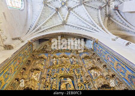Europe, Espagne, Burgos, Cathédrale Saint Mary de Burgos, intérieur de la chapelle de 'Santa Ana' montrant le haut plafond voûté au-dessus de relief sculpté complexe Banque D'Images