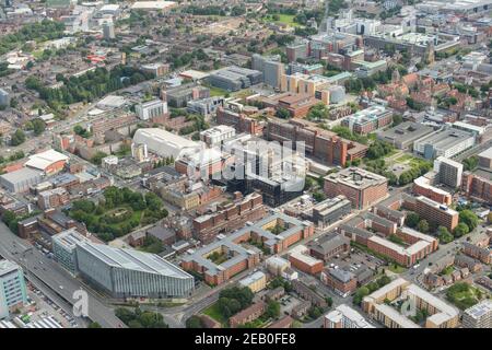 Vue aérienne de l'université métropolitaine de Manchester, y compris l'école d'art de Manchester et l'école de commerce de l'université métropolitaine de Manchester Banque D'Images