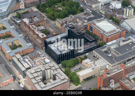 Vue aérienne de l'université métropolitaine de Manchester, y compris l'école d'art de Manchester et l'école de commerce de l'université métropolitaine de Manchester Banque D'Images