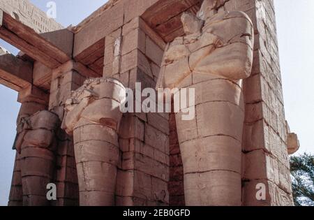 Temple mortuaire de Ramsès II (le Ramesseum) dans la nécropole thébaine près de Louxor, Haut Nil, Égypte. Piliers et colonnes Osiride. Numérisation d'archivage à partir d'une lame. Février 1987. Banque D'Images