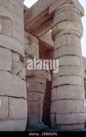 Temple mortuaire de Ramsès II (le Ramesseum) dans la nécropole thébaine près de Louxor, Haut Nil, Égypte. Piliers du mur sud. Numérisation d'archivage à partir d'une lame. Février 1987. Banque D'Images
