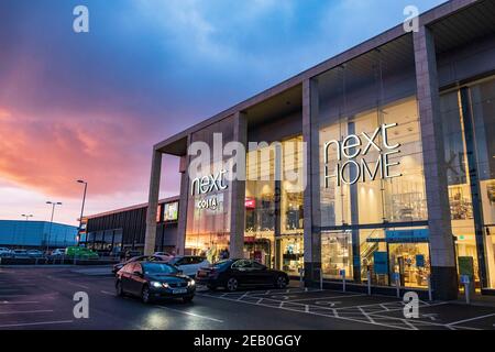 Voitures garées dans une ambiance tranquille à l'extérieur du PROCHAIN plc vu à Londres, lors du troisième confinement national. Next plc est une multinationale britannique de vêtements, de chaussures et de produits pour la maison, dont le siège social est situé à Enderby, en Angleterre. Banque D'Images