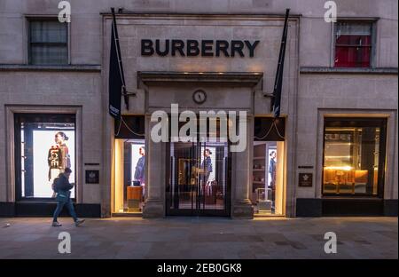 Londres, Royaume-Uni. 10 février 2021. Un homme qui passe devant les magasins Burberry de Londres, lors du troisième confinement à l'échelle nationale. Burberry est une maison de luxe britannique de mode dont le siège est à Londres, en Angleterre. Crédit : SOPA Images Limited/Alamy Live News Banque D'Images