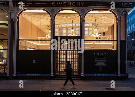 Londres, Royaume-Uni. 10 février 2021. Un homme qui passe devant les magasins Givenchy à Londres, lors du troisième confinement à l'échelle nationale. Givenchy est une maison de parfum et de mode de luxe française. Crédit : SOPA Images Limited/Alamy Live News Banque D'Images