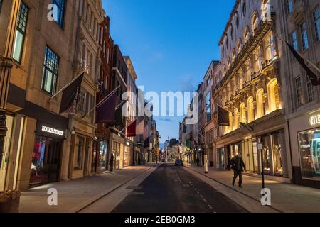 Londres, Royaume-Uni. 10 février 2021. Une scène tranquille dans New Bond Street pendant le troisième confinement national. New Bond Street est le lieu de shopping de luxe à Londres. Crédit : SOPA Images Limited/Alamy Live News Banque D'Images