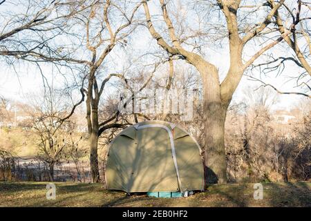 Les villes de tentes sont devenues courantes dans les parcs de Toronto pendant l'éclosion de la COVID-19. La communauté sans-abri craint de contracter le coronavirus dans les refuges de la ville. Banque D'Images