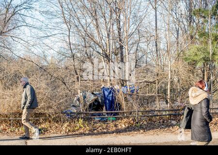 Les villes de tentes sont devenues courantes dans les parcs de Toronto pendant l'éclosion de la COVID-19. La communauté sans-abri craint de contracter le coronavirus dans les refuges de la ville. Banque D'Images