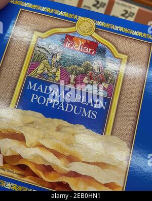 Viersen, Allemagne - février 9. 2021: Gros plan de pack véritable plaine indienne madras popadums en face de l'étagère du supermarché allemand Banque D'Images