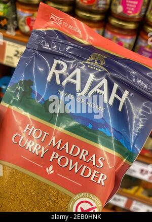 Viersen, Allemagne - février 9. 2021: Gros plan du paquet Rajah indian Hot curry poudre devant la tablette du supermarché allemand Banque D'Images