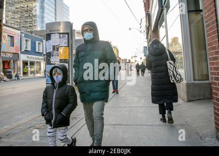 Les gens portent un masque facial, ils marchent le long de la rue Queen pendant la pandémie COVID-19. Banque D'Images