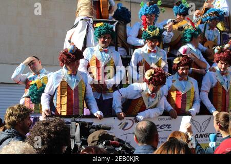 Carnaval de Cadix, participants au Carnaval annuel de Cadix – Fiestas de Carnaval de Cadix – une célébration d'une semaine qui a eu lieu avant le début du Carent. Banque D'Images