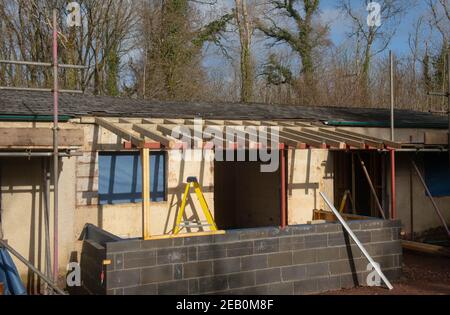 Échafaudage sur le toit d'un chalet en cours d'extension et de rénovation sur un chantier de construction à Rural Devon, Angleterre, Royaume-Uni Banque D'Images