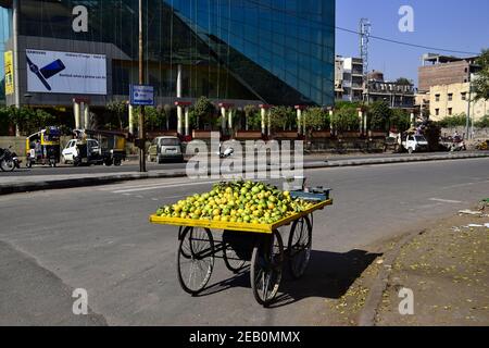 Jodhpur, Rajasthan, Inde - décembre 2016: Marché de rue stalle sur roues avec tas de fruits de goyave sur la route sans vendeur Banque D'Images