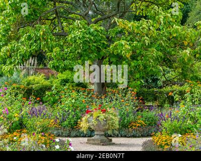 Le Old English Garden un jardin traditionnel clos tard L'été au château d'Elvastatin près de Derby Angleterre Royaume-Uni Banque D'Images