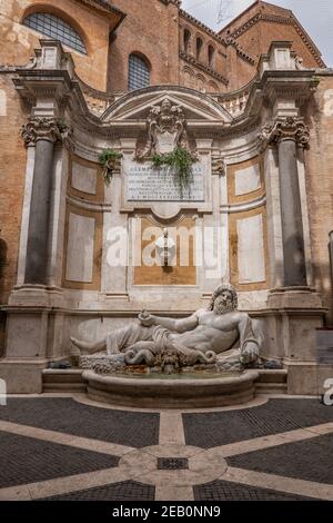 Cour avec statue de Marforio et fontaine dans le Palazzo Nuovo, Musées Capitoline, Rome, Italie Banque D'Images