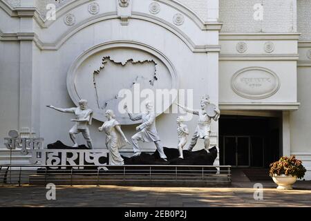 Mumbai, Maharashtra, Inde - décembre 2016 : sculptures des Indiens près de l'entrée de Samyukta Maharashtra Smruti Dalan construction commémorative Banque D'Images