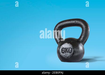 Kettlebell noir isolé sur blanc avec espace de copie Banque D'Images