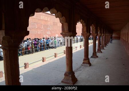 Agra, Uttar Pradesh, Inde - avril, 2014: Foule de personnes debout dans la ligne pour entrer dans le complexe Taj Mahal Banque D'Images