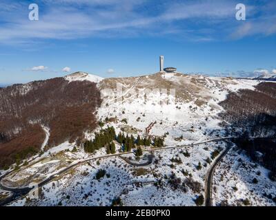 BUZLUDHA, BULGARIE - 24 JANVIER 2021 : Maison commémorative abandonnée du Parti communiste bulgare à Buzludzha Peak, région de Stara Zagora, Bulgarie Banque D'Images