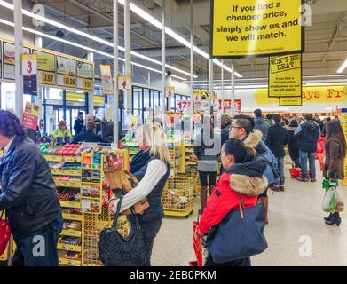 Les Canadiens dans un magasin de Nofrills. Banque D'Images