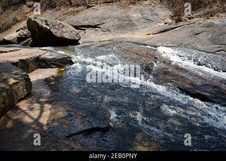 vue magnifique sur la chute d'eau qui traverse une montagne, un grand rocher près d'un réservoir d'eau. Banque D'Images
