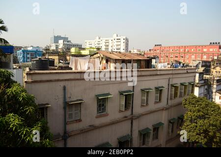Kolkata, Bengale-Occidental, Inde - avril 2014 : vue sur le paysage urbain de Calcutta depuis l'ancien bâtiment de l'hôtel colonial sur Park Street. Banque D'Images