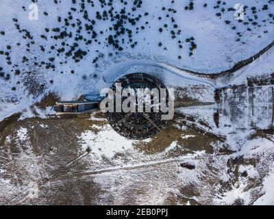 BUZLUDHA, BULGARIE - 24 JANVIER 2021 : Maison commémorative abandonnée du Parti communiste bulgare à Buzludzha Peak, région de Stara Zagora, Bulgarie Banque D'Images