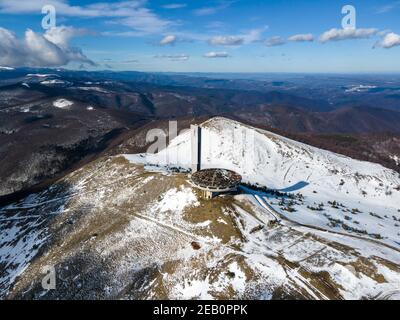 BUZLUDHA, BULGARIE - 24 JANVIER 2021 : Maison commémorative abandonnée du Parti communiste bulgare à Buzludzha Peak, région de Stara Zagora, Bulgarie Banque D'Images