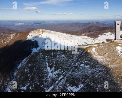 BUZLUDHA, BULGARIE - 24 JANVIER 2021 : Maison commémorative abandonnée du Parti communiste bulgare à Buzludzha Peak, région de Stara Zagora, Bulgarie Banque D'Images