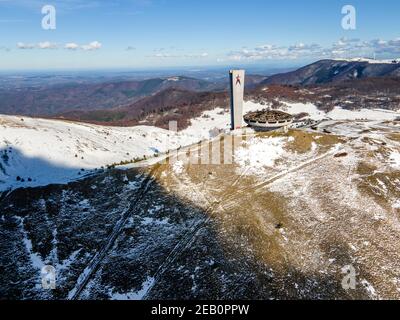 BUZLUDHA, BULGARIE - 24 JANVIER 2021 : Maison commémorative abandonnée du Parti communiste bulgare à Buzludzha Peak, région de Stara Zagora, Bulgarie Banque D'Images