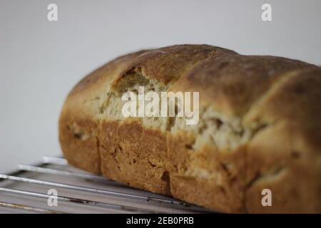 Petit pain de pain cuit maison avec des bandes cassées de rouleaux visibles Banque D'Images