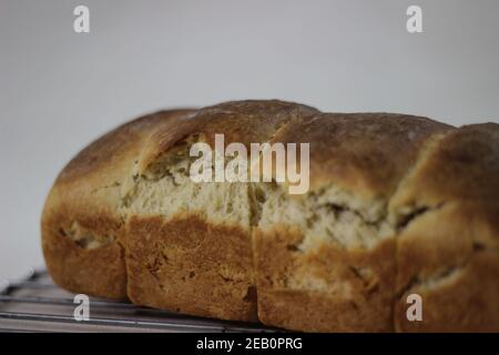 Petit pain de pain cuit maison avec des bandes cassées de rouleaux visibles Banque D'Images