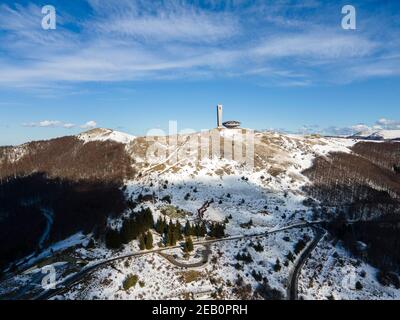 BUZLUDHA, BULGARIE - 24 JANVIER 2021 : Maison commémorative abandonnée du Parti communiste bulgare à Buzludzha Peak, région de Stara Zagora, Bulgarie Banque D'Images