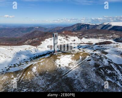 BUZLUDHA, BULGARIE - 24 JANVIER 2021 : Maison commémorative abandonnée du Parti communiste bulgare à Buzludzha Peak, région de Stara Zagora, Bulgarie Banque D'Images