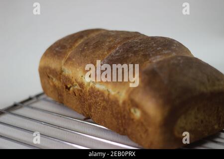 Petit pain de pain cuit maison avec des bandes cassées de rouleaux visibles Banque D'Images