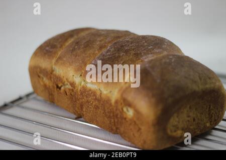 Petit pain de pain cuit maison avec des bandes cassées de rouleaux visibles Banque D'Images