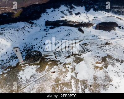 BUZLUDHA, BULGARIE - 24 JANVIER 2021 : Maison commémorative abandonnée du Parti communiste bulgare à Buzludzha Peak, région de Stara Zagora, Bulgarie Banque D'Images